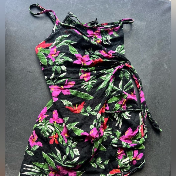 Urban Outfitters Delaney Floral Tropical Wrap Dress Size Medium - Picture 3 of 5